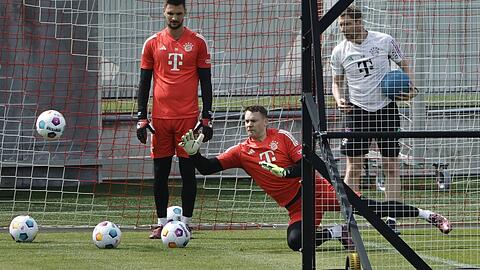Noch bis 2025 bilden Sven Ulreich (l.) und Manel Neuer (Mitte) das erste Torhüter-Duo beim FC Bayern.