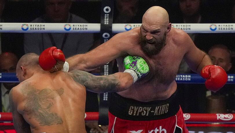 Tyson Fury (r) hat erneut seine Karriere beendet.