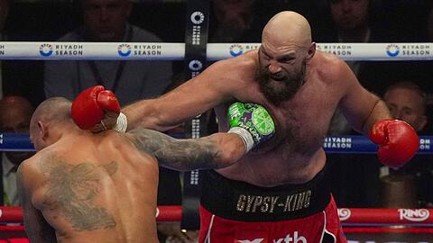Tyson Fury (r) hat erneut seine Karriere beendet.