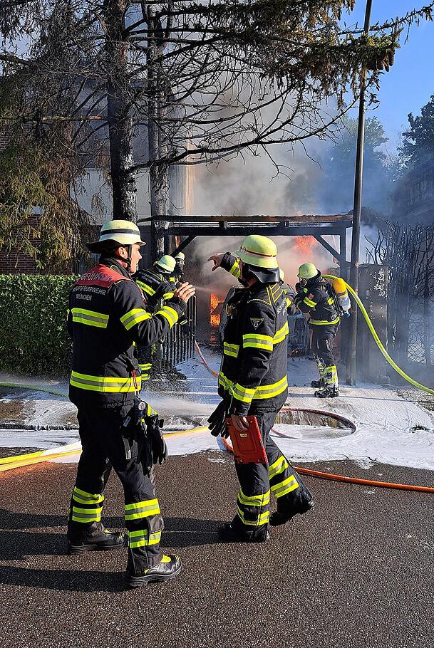 Das Feuer brach "aus unbekannter Ursache" in einem Unterstand an einem Reiheneckhaus aus.