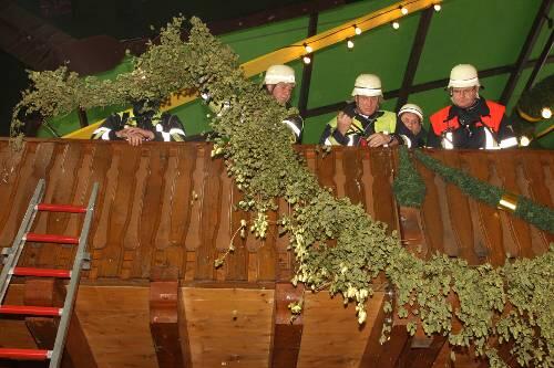 Feuerwehrler suchen nach der Ursache für den Rauch.