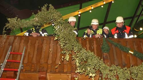 Feuerwehrler suchen nach der Ursache für den Rauch. Feuerwehrler suchen nach der Ursache für den Rauch.