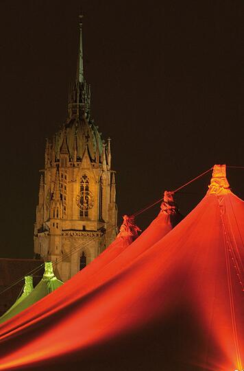 Das Festival hat Montags bis Freitags von 14 bis 1 Uhr...