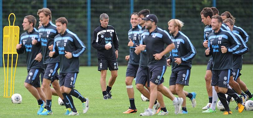 Der neue Löwen-Coach Friedhelm Funkel bei der ersten Trainingseinheit an der Grünwalder.