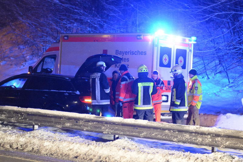 junge Frau prallte mit ihrem Fahrzeug gegen einen Anpralldämpfer.
