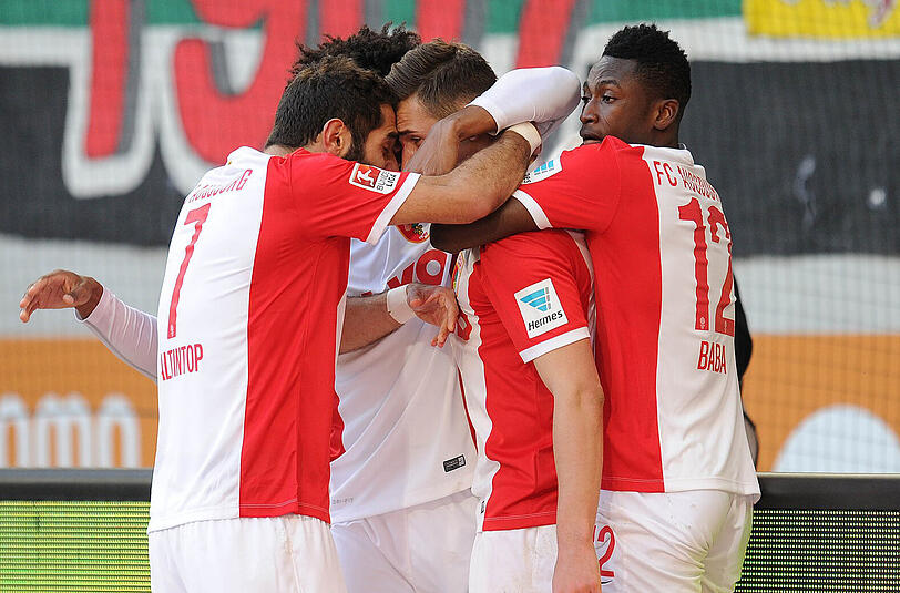 Die Spieler des FC Augsburg feiern ihren Treffer zum 1:0 gegen Wolfsburg.
