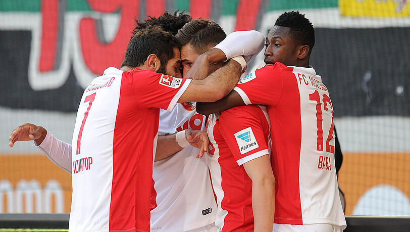 Die Spieler des FC Augsburg feiern ihren Treffer zum 1:0 gegen Wolfsburg. Die Spieler des FC Augsburg feiern ihren Treffer zum 1:0 gegen Wolfsburg.