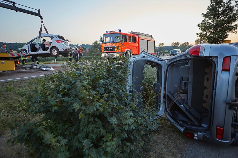 Ein 53-jähriger Autofahrer ist zwischen Wasserfall und Ansbach frontal in den Wagen eines Ehepaars gerast. Die Bilder der Unfallstelle.