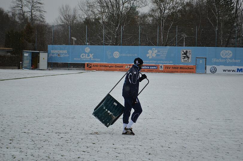 Die Löwen im Schnee: Der TSV 1860 musste am Freitag vor Beginn des Trainingslagers auf weißem - und nicht wie gewohnt auf grünem - Untergrund trainieren.