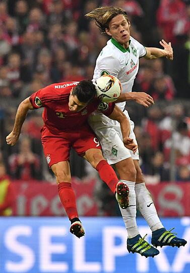 ROBERT LEWANDOWSKI: NOTE 3.
Bis auf einen knapp verpassten Ball (25.) lange nicht in Szene  
gesetzt. Der Doppelpacker aus dem Schalke-Spiel. Bediente in der  
Entstehung zum Elfer uneigennützig Vidal.