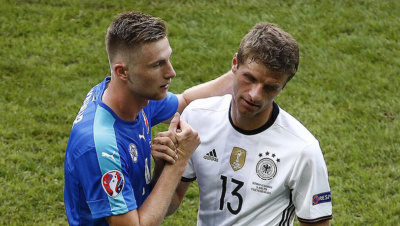 26. Juni, Lille: Bayern-Star Thomas Müller und der slowakische Nationalspieler Milan Skriniar (links) machten sich bereits bei der EM in Frankreich miteinander bekannt. 26. Juni, Lille: Bayern-Star Thomas Müller und der slowakische Nationalspieler Milan Skriniar (links) machten sich bereits bei der EM in Frankreich miteinander bekannt.