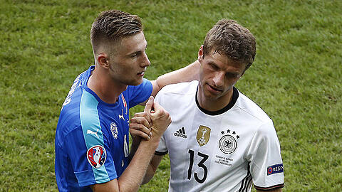 26. Juni, Lille: Bayern-Star Thomas Müller und der slowakische Nationalspieler Milan Skriniar (links) machten sich bereits bei der EM in Frankreich miteinander bekannt.