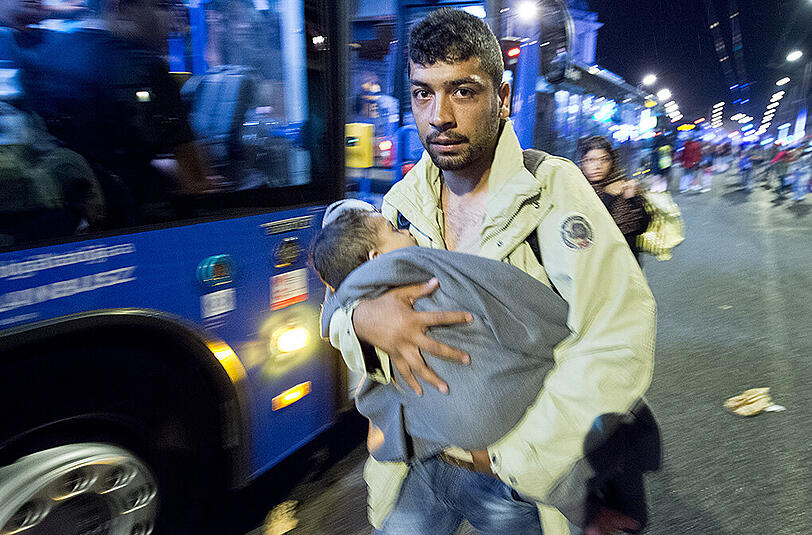 Tausende Flüchtlinge warten in den frühen Morgenstunden in Bussen vor dem Ostbahnhof in Budapest  auf ihren Weitertransport nach Österreich.