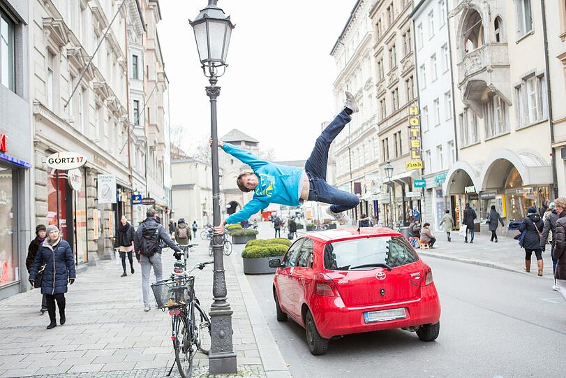 Parkour-Sportler Andreas Ruby erfährt für das Projekt &bdquo;Urban Trimm Dich&ldquo; die gewohnte Stadt mal ganz anders.