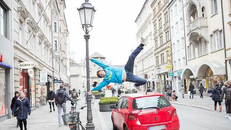 Parkour-Sportler Andreas Ruby erfährt für das Projekt „Urban Trimm Dich“ die gewohnte Stadt mal ganz anders. Parkour-Sportler Andreas Ruby erfährt für das Projekt „Urban Trimm Dich“ die gewohnte Stadt mal ganz anders.