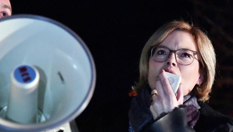Julia Klöckner (CDU) spricht mit einem Magafon zu demonstrierenden Bauern. Foto: Martin Schutt/dpa-Zentralbild/dpa Julia Klöckner (CDU) spricht mit einem Magafon zu demonstrierenden Bauern. Foto: Martin Schutt/dpa-Zentralbild/dpa