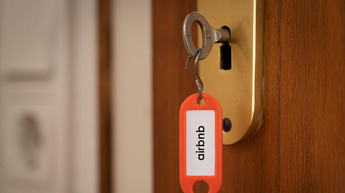 Die Frau hatte ihre Wohnung auf der Vermittlungsplattform Airbnb zur Vermietung angeboten. (Symbolbild)