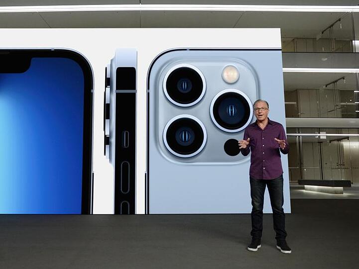 Schnellere Chips, bessere Kameras: Apple-Marketingchef Greg Joswiak präsentiert das neue iPhone 13 Pro.