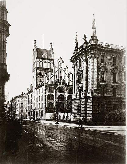Weil der 1897 errichtete Justizpalast nach ein paar Jahren schon zu klein war, durfte Architekt Friedrich von Thiersch 1905 gleich einen zweiten daneben bauen - den neuen Justizpalast. Und wie auf alten Fotos zu sehen ist, war dieser Ziegelbau auf geschlämmtem Putz sogar farbig bemalt. Lange hielt es nicht - schon nach wenigen Jahren blätterte die Pracht ab und ist heute völlig verschwunden.