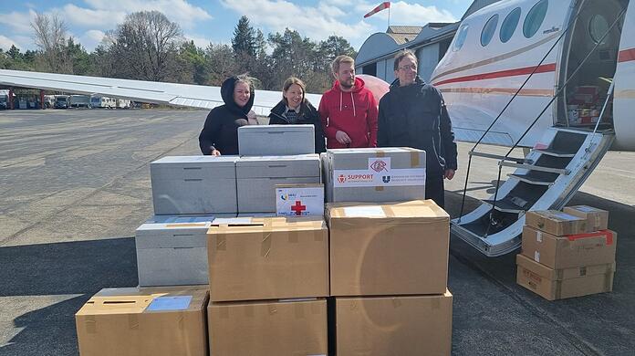 Piloten und Helfer kurz vor dem Abflug in Oberschleißheim.