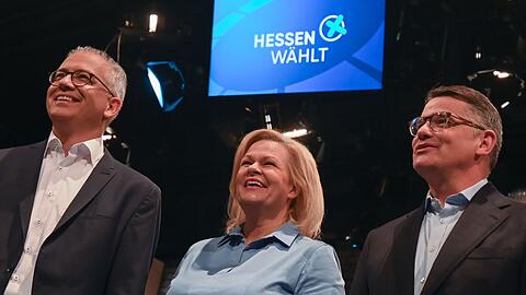 Die Spitzenkandidaten der hessischen Landtagswahl, Tarek Al-Wazir (Bündnis 90/Die Grünen, l-r), Nancy Faeser (SPD), Bundesinnenministerin, und Boris Rhein (CDU).