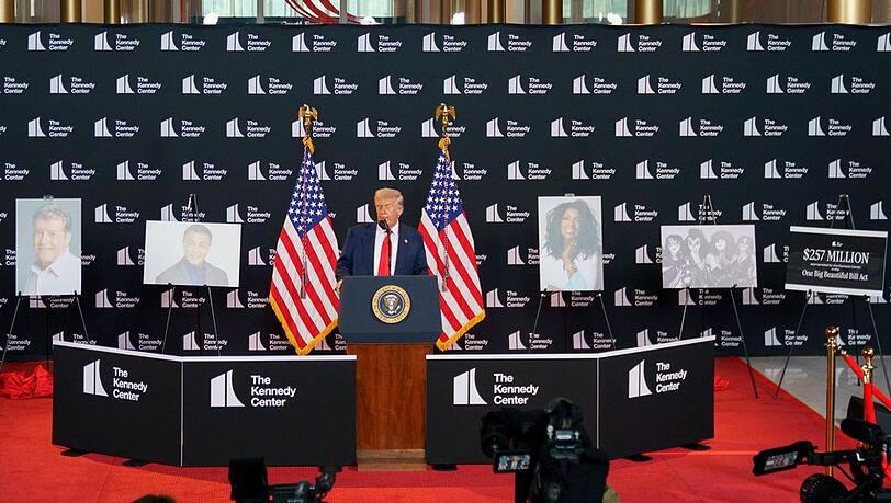 Kennedy Center: Donald Trump präsentiert seine Geehrten Sylvester Stallone (l.), Kiss (r.) und Gloria Gaynor.
