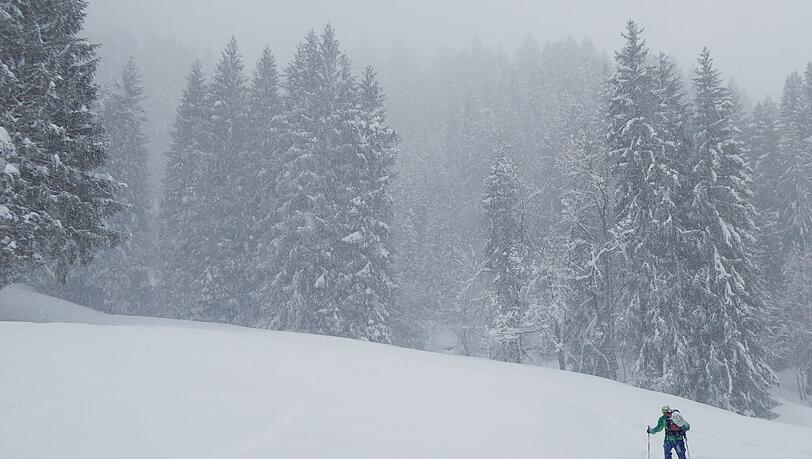 Noch lässt der Winter auf sich warten. In höheren Lagen muss aber schon mit Neuschnee gerechnet werden. Der Alpenverein gibt Tipps zur Tourenplanung. (Symbolbild) Noch lässt der Winter auf sich warten. In höheren Lagen muss aber schon mit Neuschnee gerechnet werden. Der Alpenverein gibt Tipps zur Tourenplanung. (Symbolbild)