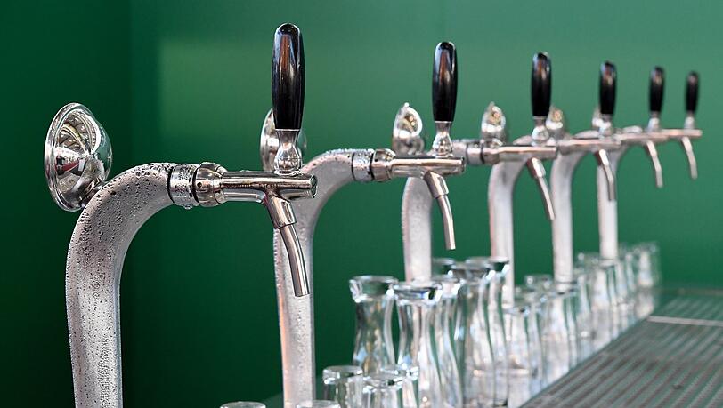 Bier verkauft sich nicht mehr so selbstverst&auml;ndlich wie fr&uuml;her. In der Folge schlie&szlig;en immer mehr Brauereien. (Illustration)