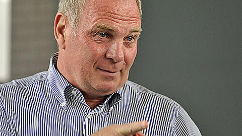 Bayern-Manager Uli Hoeneß findet, dass die Misere bei 1860 hausgemacht sei.