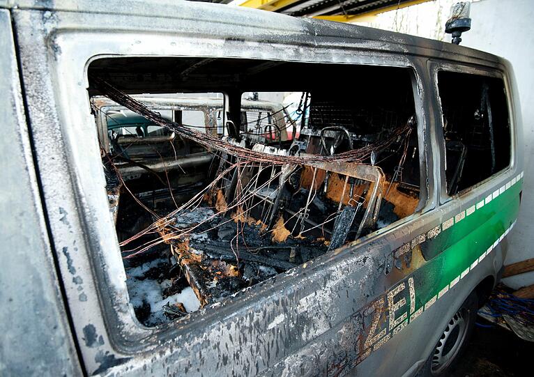 Bilder von der KFZ-VErwahrungsstelle in München: Hier stehen die drei Dienstwagen der Polizei, die jüngst vor einer Wache ausbrannten. Die Bilder