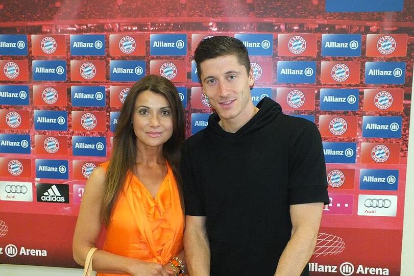 Polens Generalkonsulin Justyna Lewanska mit ihrem Landsmann, dem Bayern-Star Robert Lewandowski.