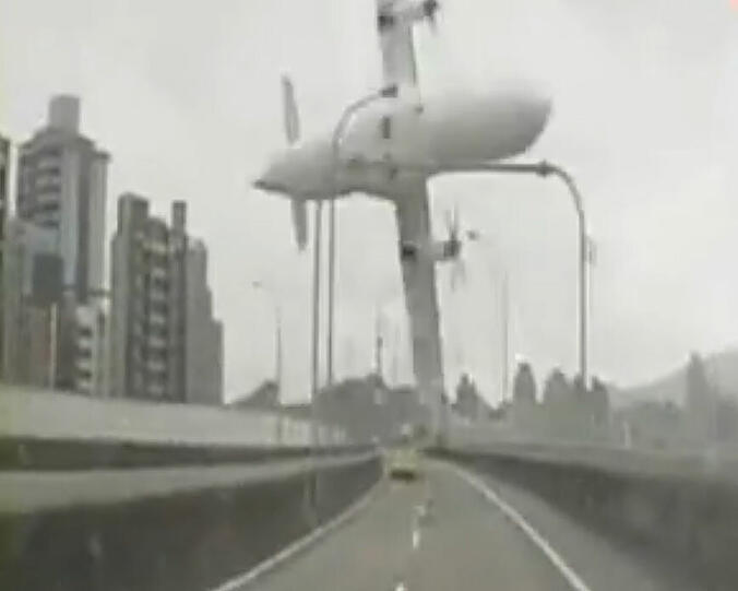 Ein spektakuläres Amateur-Video zeigt den Absturz von Flug GE235 in Taiwan. Die Bilder...