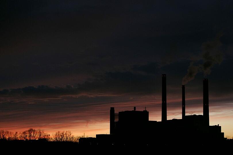 Das Heizkraftwerk Nord in Unterföhring ist zwar ein ziemlicher Luftverpester &ndash; sichert jedoch Münchens Versorgung mit Strom und Fernwärme. Die Stadtwerke dürfen es deshalb weiter betreiben.