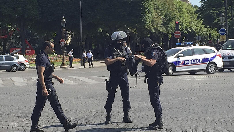 Polizisten blockieren die Zufahrt zu den Champs Elysees in Paris. Ein Mann war mit seinem Auto auf ein Fahrzeug der Gendarmerie geprallt.