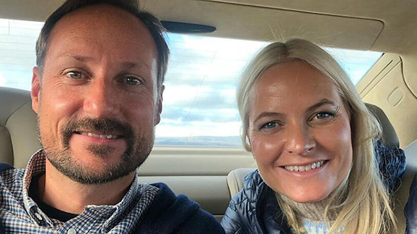 Prinz Haakon und seine Frau Mette-Marit strahlen auf der Reise nach Oppland