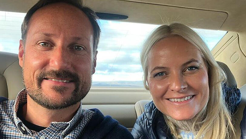 Prinz Haakon und seine Frau Mette-Marit strahlen auf der Reise nach Oppland Prinz Haakon und seine Frau Mette-Marit strahlen auf der Reise nach Oppland