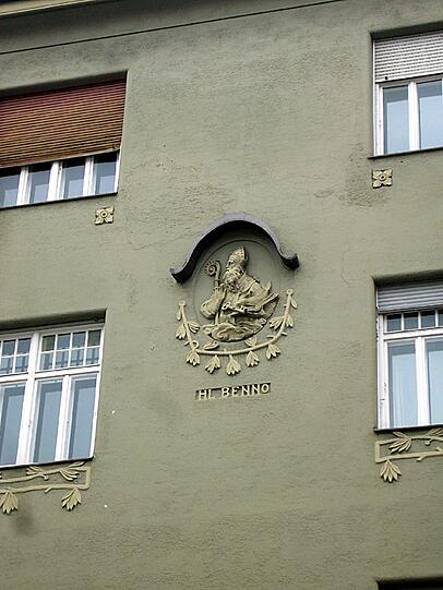 Der Heilige Benno bewacht dieses Haus in der Trogerstraße - Der Jugendstil bildet einen klaren Gegensatz zum Olympiadorf und seiner funktionalen Architektur.