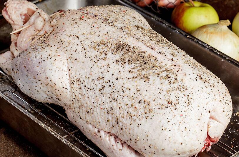 Gefüllt, gewürzt und ab in die Röhre. Dann wird aus der blassen Gans ein rescher Kirchweih-Braten.
