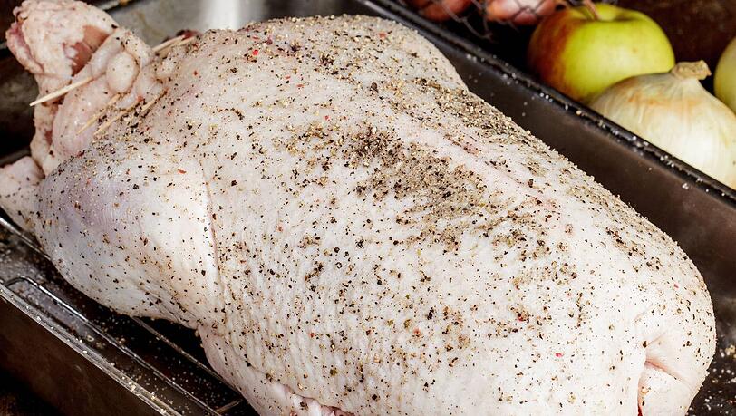 Gefüllt, gewürzt und ab in die Röhre. Dann wird aus der blassen Gans ein rescher Kirchweih-Braten. Gefüllt, gewürzt und ab in die Röhre. Dann wird aus der blassen Gans ein rescher Kirchweih-Braten.