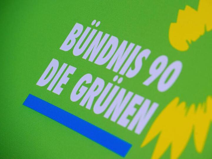 Das Logo von Bündnis 90/Die Grünen auf einem Aufsteller der Partei. Foto: Stefan Sauer/Archiv