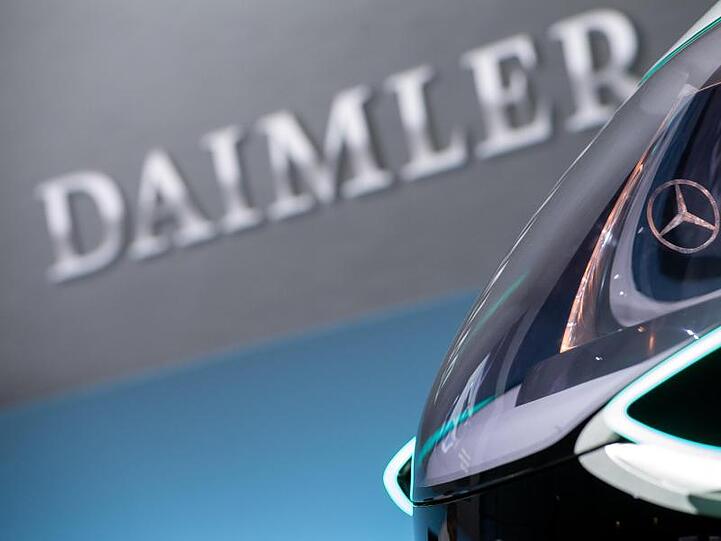 Vor allem bei den Reisekosten sieht Daimler Sparpotenzial.