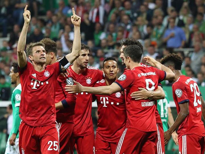 Thomas Müller (l) jubelt mit den Münchnern über dasf 2:0 gegen Werder Bremen.