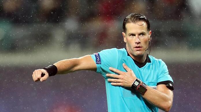 Der niederländische Schiedsrichter Danny Makkelie leitet das Champions-League-Spiel des FC Bayern München bei Red Bull Salzburg.