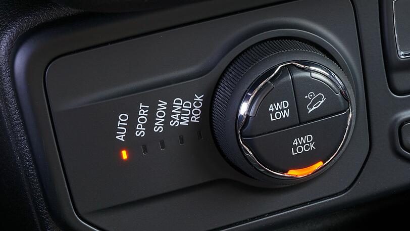 Auch der Plug-in-Renegade ist ein echter Allradler mit allem Drum und Dran.