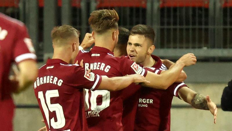 Der Nürnberger Erik Shuranov (r) jubelt mit seinen Kollegen über seinen Treffer zum 1:0.
