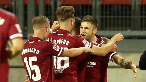 Der Nürnberger Erik Shuranov (r) jubelt mit seinen Kollegen über seinen Treffer zum 1:0.