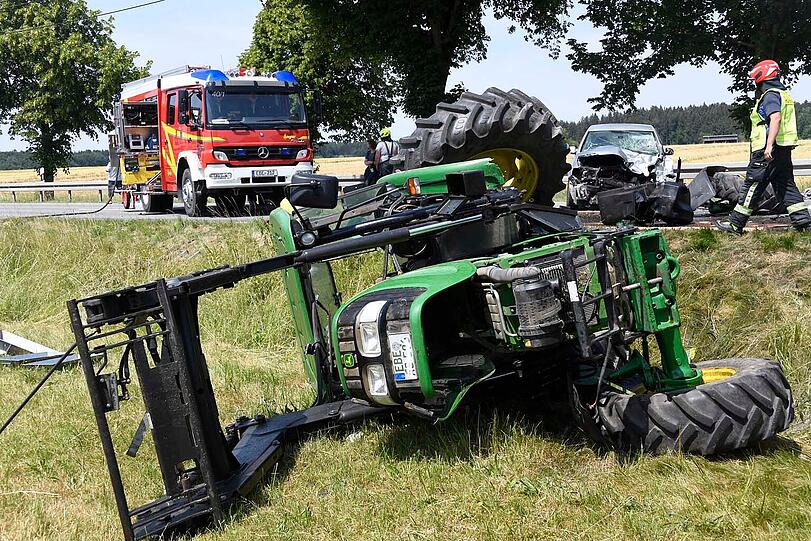 Bei dem Verkehrsunfall auf der B12 in Höhe Birkach kam am Dienstag ein 83-jähriger Traktorfahrer ums Leben.