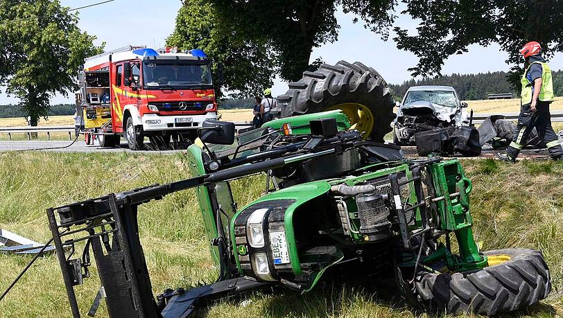 Bei dem Verkehrsunfall auf der B12 in Höhe Birkach kam am Dienstag ein 83-jähriger Traktorfahrer ums Leben. Bei dem Verkehrsunfall auf der B12 in Höhe Birkach kam am Dienstag ein 83-jähriger Traktorfahrer ums Leben.