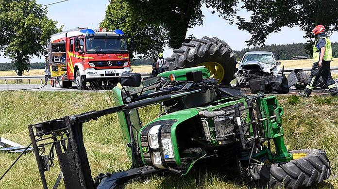 Bei dem Verkehrsunfall auf der B12 in Höhe Birkach kam am Dienstag ein 83-jähriger Traktorfahrer ums Leben.