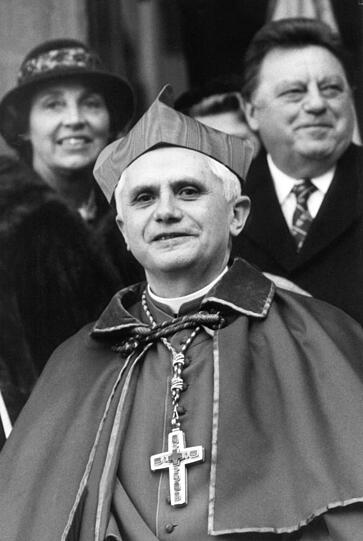 Auf dem Weg nach Rom: Ratzinger verabschiedet sich am 28. Februar 1982 auf dem Marienplatz. Im Hintergrund der damalige Ministerpräsident Franz Josef Strauß (CSU) mit seiner Frau Marianne.